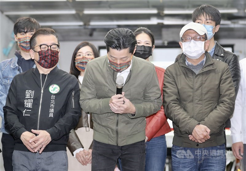 無黨籍立委林昶佐(前中)9日晚間發表談話,感謝支持者擋下罷免案。 中央社記者張皓安攝 111年1月9日