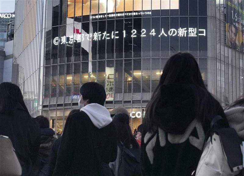 日本截至8日晚間8時,全國各地新增8480人確診感染COVID-19,其中東京都新增1224例確診,時隔約4個月單日新增再逾1200例。(共同社)