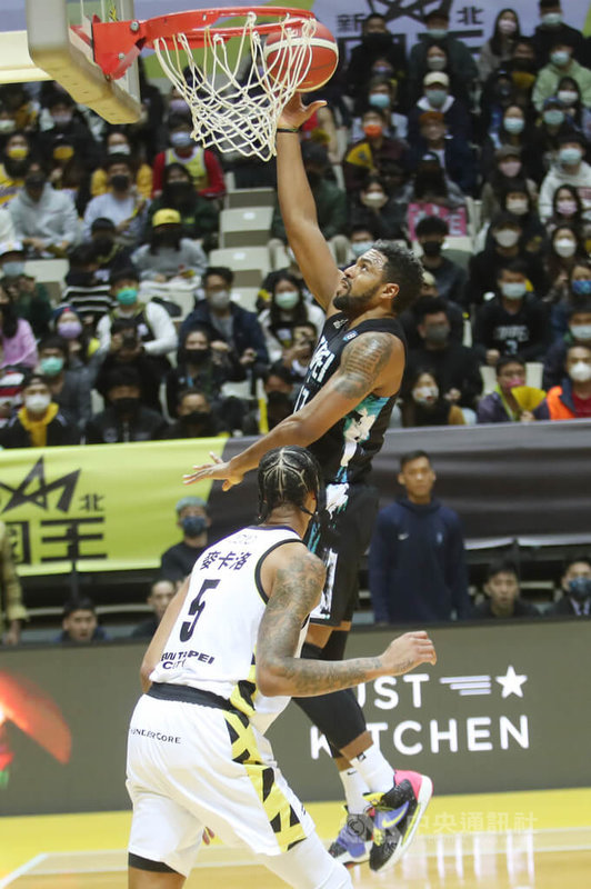 台灣職籃聯盟P. LEAGUE+(簡稱PLG)9日在新莊體育館進行賽事,台北富邦勇士隊最終以95比91擊敗新北國王隊,勇士洋將辛特力(Michael Singletary)(持球者)拿下全隊最高的26分。中央社記者張新偉攝 111年1月9日
