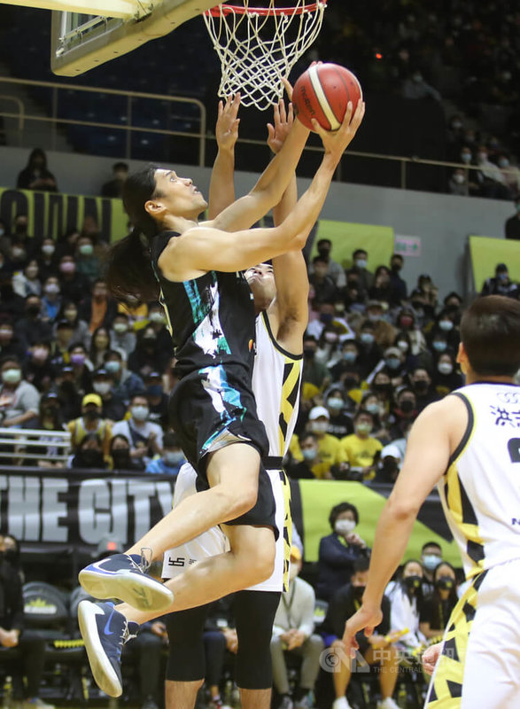 台灣職業籃球聯盟P. LEAGUE+台北富邦勇士9日以95比91逆轉扳倒新北國王,曾文鼎(持球者)復出第2戰扮演穿針引線角色,單場拿下15分、8籃板、7助攻;富邦勇士總教練許晉哲肯定曾文鼎復出,對球隊幫助很大。中央社記者張新偉攝 111年1月9日