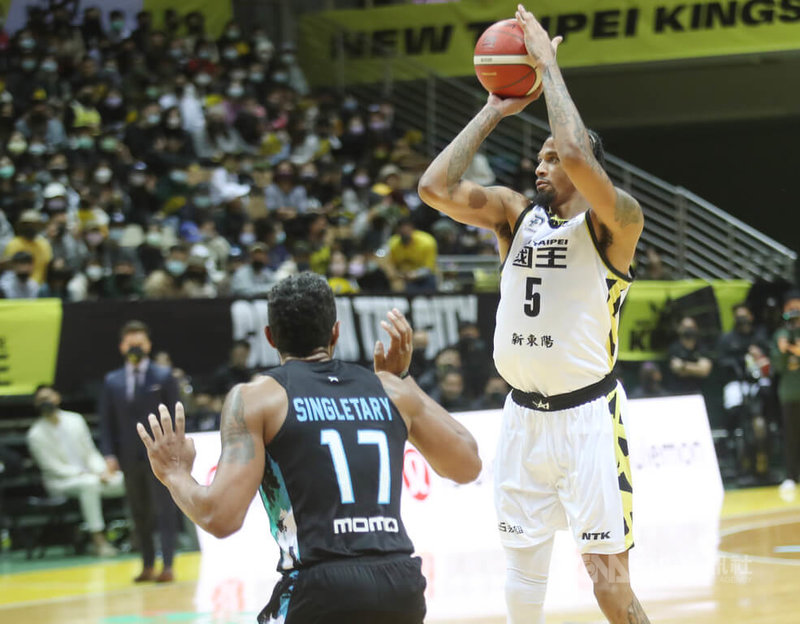 台灣職業籃球聯盟P. LEAGUE+(簡稱PLG)新北國王隊9日主場迎戰台北富邦勇士隊,終場以91比95吞敗,洋將麥卡洛(Chris McCullough)(持球者)僅拿下8分。中央社記者張新偉攝 111年1月9日