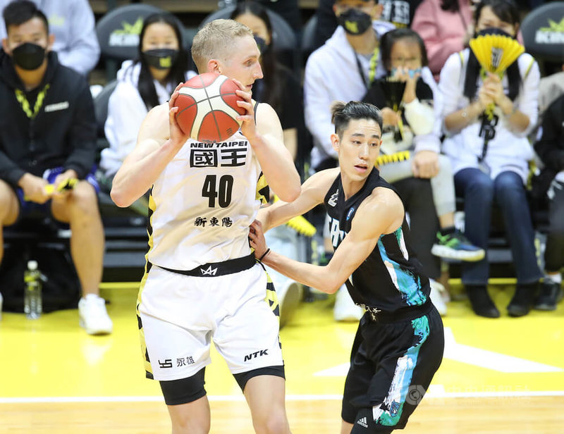 台灣職籃P. LEAGUE+(簡稱PLG)新北國王隊9日在主場新莊體育館迎戰台北富邦勇士隊,終場以91比95落敗,洋將湯瑪士(Thomas Welsh)(持球者)拿下16分29籃板。中央社記者張新偉攝 111年1月9日