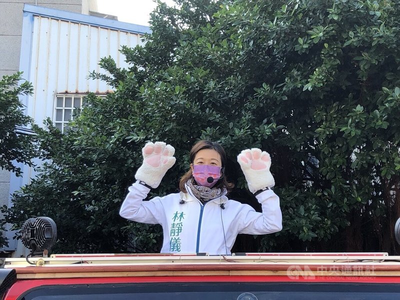 台中市第2選區立委補選落幕,民進黨候選人林靜儀勝選,10日上午展開車隊掃街謝票。中央社記者趙麗妍攝 111年1月10日