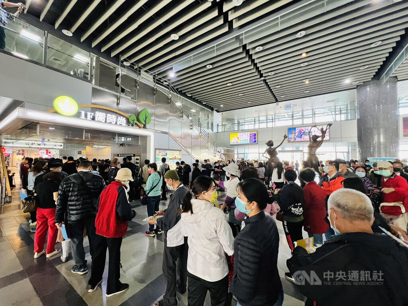 國內COVID-19(2019冠狀病毒疾病)本土疫情升溫,屏東縣政府10日起連續5天在屏東火車站設立速打站,開打首日湧入排隊人潮。中央社記者李卉婷攝 111年1月10日