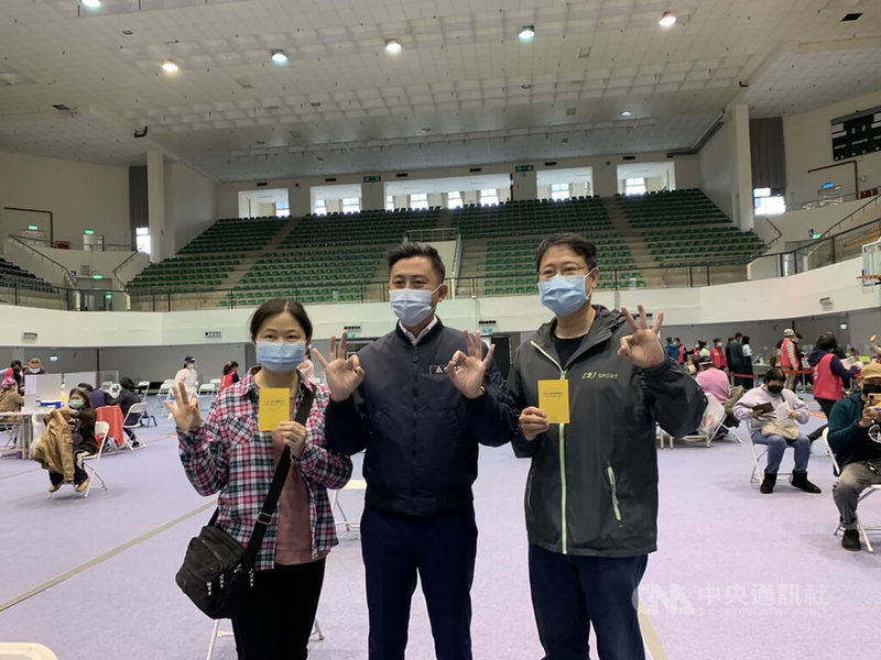 新竹市政府10日表示,即日起加開3座疫苗施打站,11日將再開第4座稅務局站專責施打「莫德納」,做好分流、提升施打效率。新竹市長林智堅(前中)10日視察疫苗施打站。中央社記者郭宣彣攝 111年1月10日