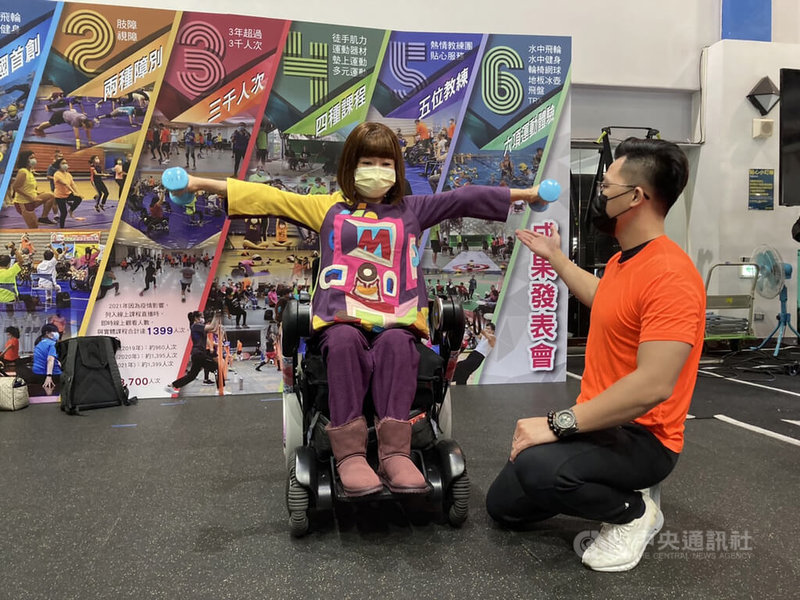 台北市體育局成立巡迴運動指導團,提供肌力、器材等課程,參與學員謝小姐(左)說,指導團有教練陪同,就算是小兒麻痺也能健身,鼓勵身障朋友們相信自己,勇敢嘗試。中央社記者陳昱婷攝 111年1月10日