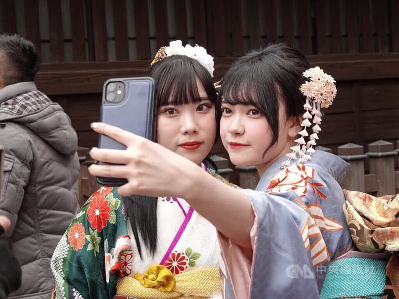 日本10日為今年滿20歲的新成人舉行成年儀式，許多女孩盛裝打扮，與好友合照，記錄人生重要時刻的美好回憶。中央社記者楊明珠東京攝  111年1月10日