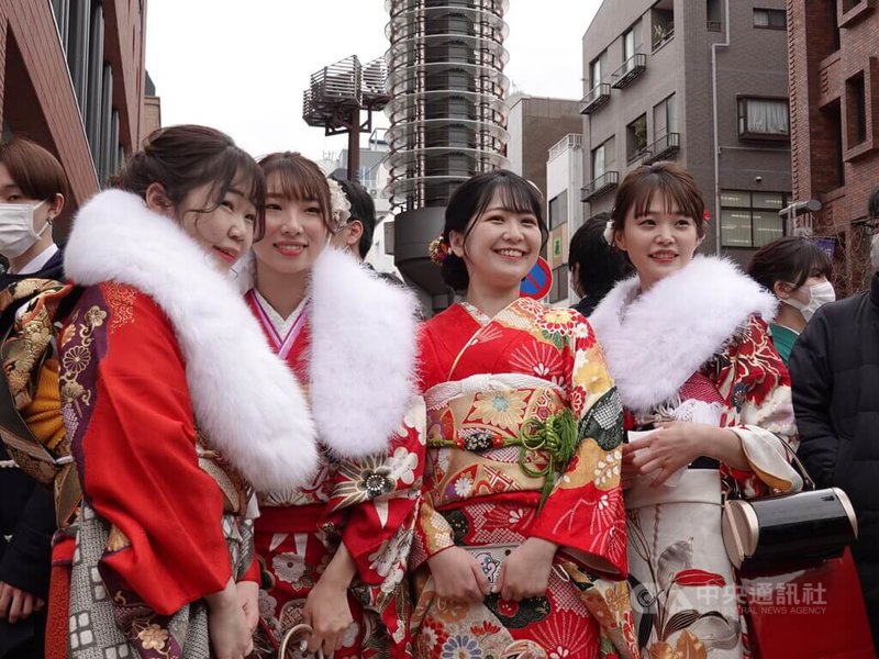 大內万吏奈(右2)10日出席東京都台東區立淺草公會堂舉行的成人式,她笑說,變成大人(20歲)最想做的事是「想喝很多酒」。學音樂的她將來想當國際性歌手。中央社記者楊明珠東京攝 111年1月10日