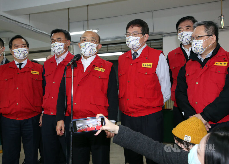 行政院長蘇貞昌（左3）10日指出，政府鼓勵大家趕快打疫苗，現在民眾意願也提高，所以1922疫苗預約平台會重啟，已經都談好、準備好，下午指揮中心會跟大家報告。左起為行政院發言人羅秉成、農委會主委陳吉仲；右起為財政部長蘇建榮、交通部長王國材。中央社記者郭日曉攝  111年1月10日
