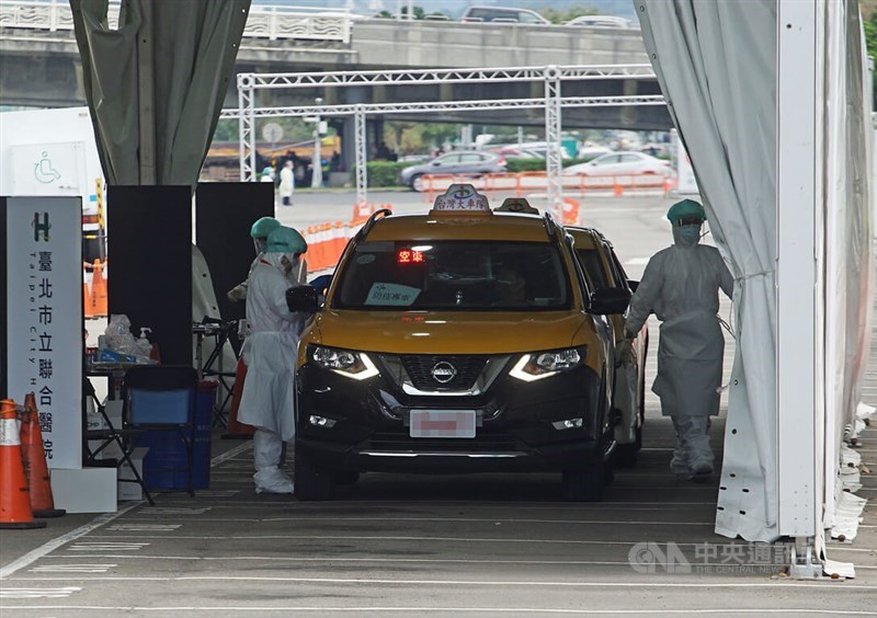 即日起至23日防疫計程車只能搭載自國門入境的旅客，若違規搭載一般旅客就解約。圖為9日防疫計程車司機至大佳河濱公園車來速篩檢站排隊檢測。（中央社檔案照片）