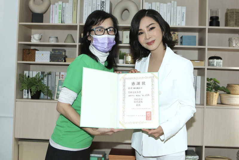 藝人陳美鳳(右)10日為合作多年的創世基金會拍攝「守護植物人的家」公益廣告,基金會將陳美鳳多年來為公益的付出集結成「愛心集」並送給她,讓陳美鳳相當感動。(民視提供)中央社記者葉冠吟傳真 111年1月10日