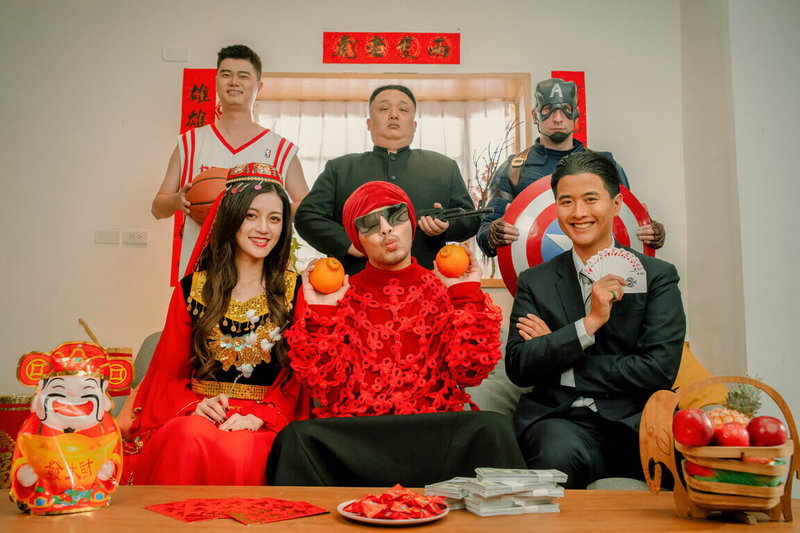 馬來西亞創作鬼才黃明志新歌「兩隻老虎」MV，集結中國演員迪麗熱巴、前NBA球星姚明、北韓領導人金正恩、香港演員周潤發與美國隊長等明星臉。（亞洲通文創提供）中央社記者葉冠吟傳真 111年1月10日