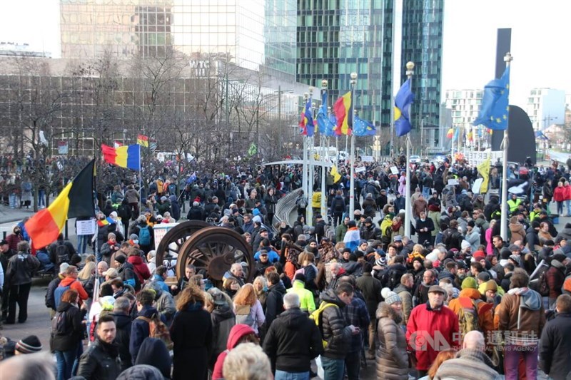 布魯塞爾9日出現反防疫措施抗議，警方估計約有5000人參加，他們要求鬆綁過嚴措施還人民自由。中央社記者唐佩君布魯塞爾攝 111年1月10日