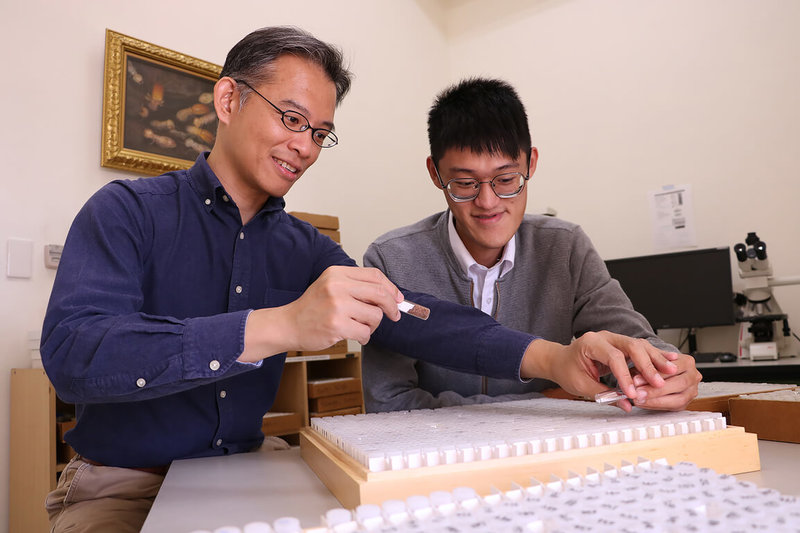 奇美博物館自2018年起與中興大學昆蟲學系教授李後鋒(左)進行產學合作計畫,希望透過科學研究方法,找到解決油畫蟲害的根本辦法。圖為李後鋒與碩士生劉鎧源(右),桌面上管子內都是甲蟲樣本。(中興大學提供)中央社記者趙麗妍傳真 111年1月10日