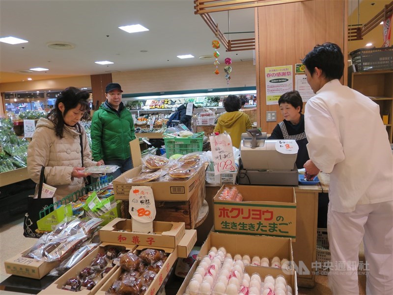 日媒報導台灣有望開放福島5縣食品，衛福部食藥署長吳秀梅10日表示，會針對所有進口食品以現有檢驗標準與標示規定把關。圖為福島農產品店，攝於105年。（中央社檔案照片）