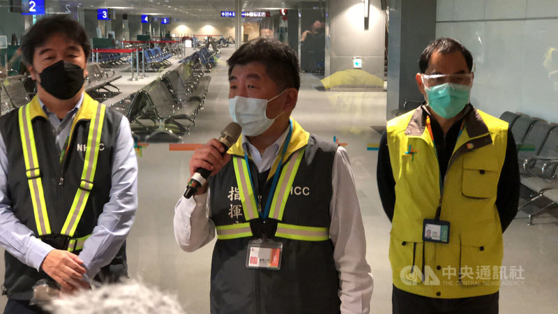 中央流行疫情指揮中心指揮官陳時中(中)10日視察桃園國際機場時表示,桃機8924人核酸檢測(PCR)結果,共3人確診COVID-19(2019冠狀病毒疾病)。中央社記者吳睿騏桃園機場攝 111年1月10日
