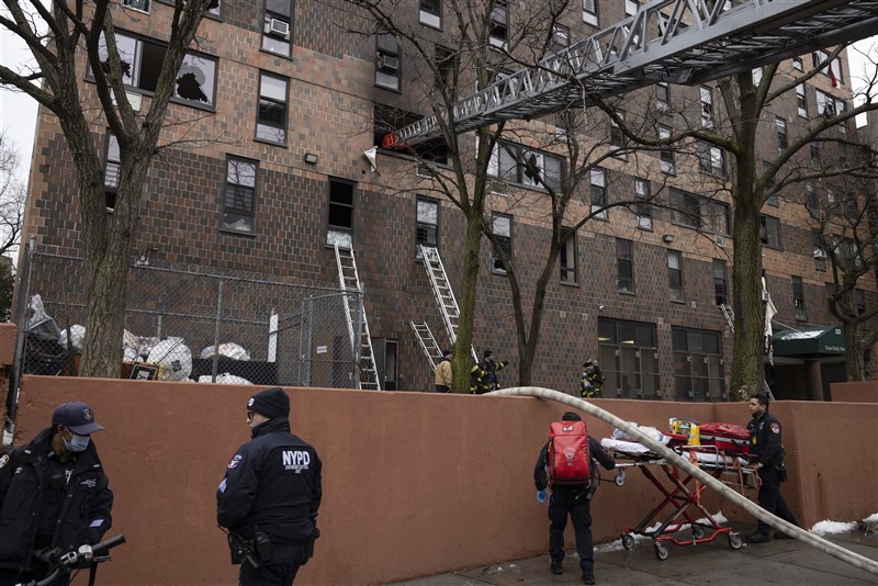 纽约市布朗克斯一栋公寓9日大火，造成19死数十伤。（美联社）
