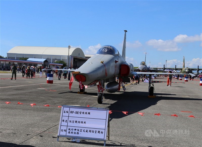 花蓮基地1架RF-5E偵照機10日因起落架燈號異常緊急落地,人機均安。圖為RF-5E偵照機同型機。(中央社檔案照片)