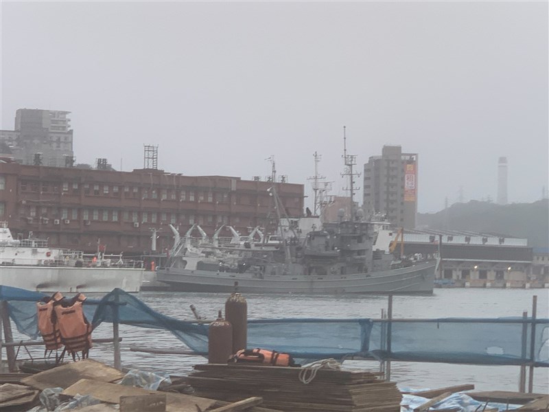 基隆市消防局10日獲報，一艘基隆港內大台艦疑排煙管冒出濃煙，警消到場時火勢已由軍方人員自行撲滅，所幸無人員受傷。（讀者提供）中央社記者王朝鈺傳真　111年1月10日