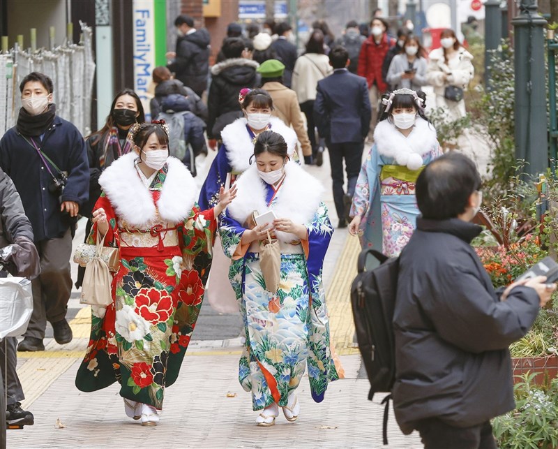 日本東京都10日新增871例COVID-19確診病例，較上週一的103例增加至8倍以上。圖為10日東京澀谷街頭。（共同社）