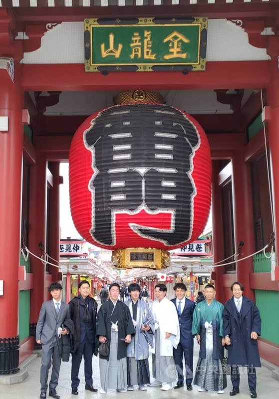 今年日本剛滿20歲的成人有120萬人,比去年少4萬人,創新低。圖為參加東京都台東區舉辦成年式的男生在淺草寺雷門前合影。中央社記者楊明珠東京攝 111年1月10日