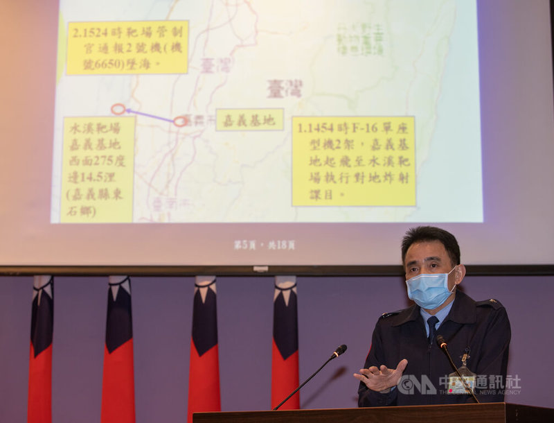 空軍嘉義基地一架F-16V單座戰機(機號6650)11日下午執行訓練時失聯,空軍司令部督察長柳惠千晚間在記者會中表示,目前所知情況是這架飛機大角度快速墜海,沒看到人員跳傘情況,將持續全力搜救。中央社記者謝佳璋攝 111年1月11日