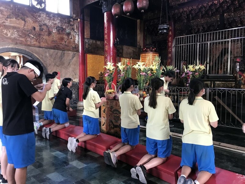 高雄市中山高中推出「後勁嘻遊記」校訂必修,探討社區新移民如何與舊聚落文化共處;學校安排實地廟宇踏查和聚落巡禮,到當地信仰中心仁壽宮體驗求籤流程,進而反思傳統信仰的意涵,涵養多元文化的理解與包容。(教育部提供)中央社記者陳至中台北傳真 111年1月11日