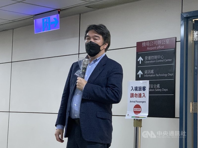 長程航班旅客11日起進行快速PCR落地採檢新規定,採檢結果為陰性才能放行。桃機前進指揮所指揮官王必勝(圖)11日上午受訪表示,5個航班253名旅客中共有17人確診,陽性率相當高,將加快檢驗速度。中央社記者葉臻攝 111年1月11日