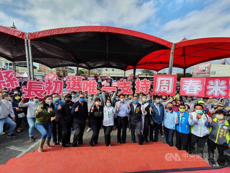 民進黨立委周春米(前左6)11日舉辦記者會,宣布參與屏東縣長黨內初選,她強調,要不分黨派做全民縣長。現任屏東縣長潘孟安(前左7)也站台力挺。中央社記者郭芷瑄攝 111年1月11日