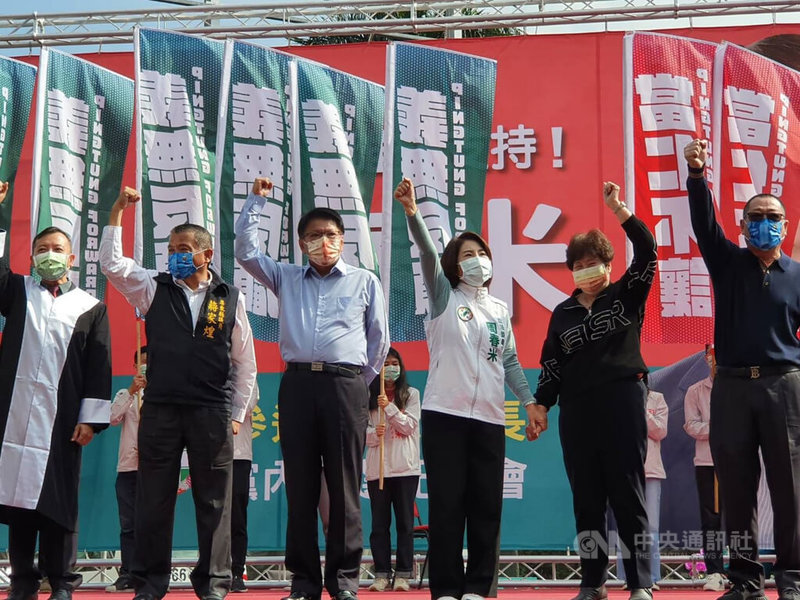 民進黨立委周春米(右3)11日舉辦記者會,宣布參與屏東縣長黨內初選,縣長潘孟安(左3)站台力挺,他呼籲「唯一支持周春米」,延續屏東價值。中央社記者郭芷瑄攝 111年1月11日