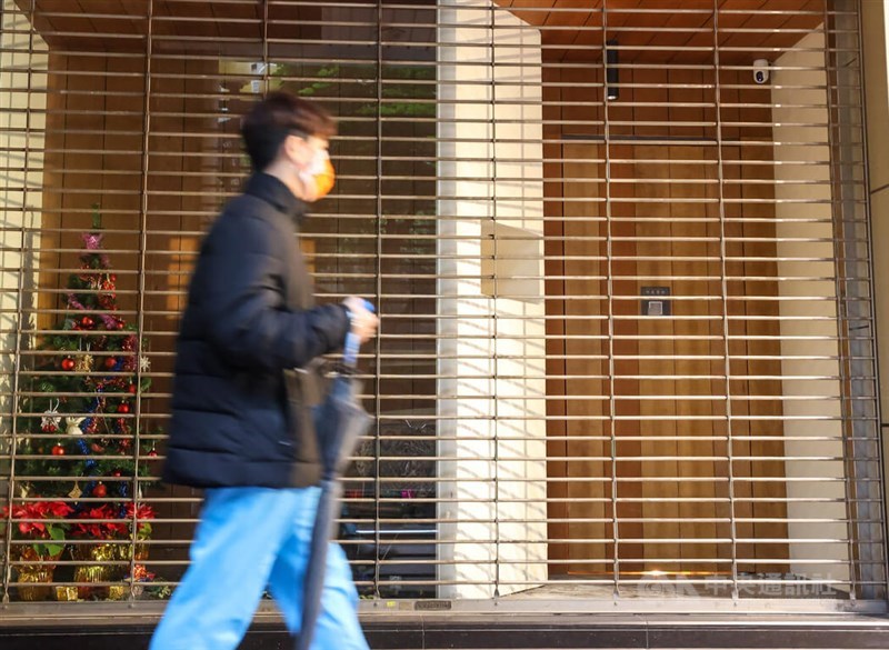 國內COVID-19疫情升溫,台北市11日新增3例本土確診個案,其中一人為信義區某餐酒館廚師,目前該餐酒館已經拉下鐵門,暫停營業。中央社記者鄭清元攝 111年1月11日