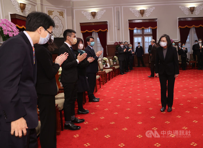 總統蔡英文(右)11日上午在總統府接見「110年全國模範公務人員代表」,感謝他們的辛苦付出。中央社記者鄭傑文攝 111年1月11日