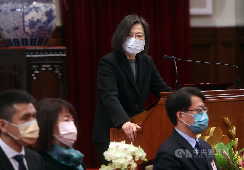 總統蔡英文(右2)11日在總統府接見110年全國模範公務人員代表,蔡總統指出,除了防疫工作,推動社會住宅、長照幼托的速度都要加快;也要積極培育高科技人才,讓台灣經濟、產業有更好的發展。中央社記者鄭傑文攝 111年1月11日