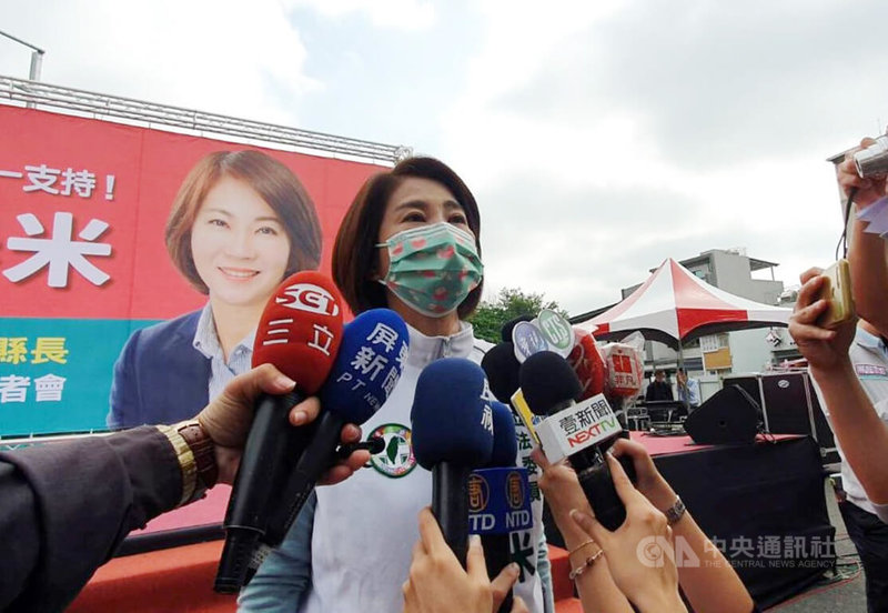 民進黨立委周春米11日宣布參與黨內屏東縣長初選。同黨立委莊瑞雄祝福之餘,也批「與地方派系勾結是屏東民主之恥」;周春米(圖)接受媒體聯訪時回應,指出服務不分黨派,沒有所謂的勾結,莊的說法「誤解且言重了」。中央社記者郭芷瑄攝 111年1月11日