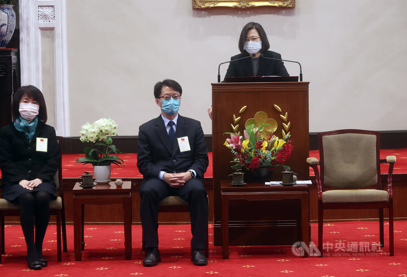 總統蔡英文(右)11日在總統府接見110年全國模範公務人員代表,蔡總統肯定得獎者長期奉獻專業與用心服務民眾,並感謝在疫情期間也全力配合各項防疫工作。中央社記者鄭傑文攝 111年1月11日