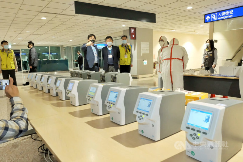 桃園國際機場長程航班旅客採檢新措施上路首日,中央流行疫情指揮中心指揮官陳時中(圖中)11日一早在桃機前進指揮所指揮官王必勝(中左)等人陪同下,前往視察入境採檢作業。中央社記者吳睿騏桃園機場攝 111年1月11日