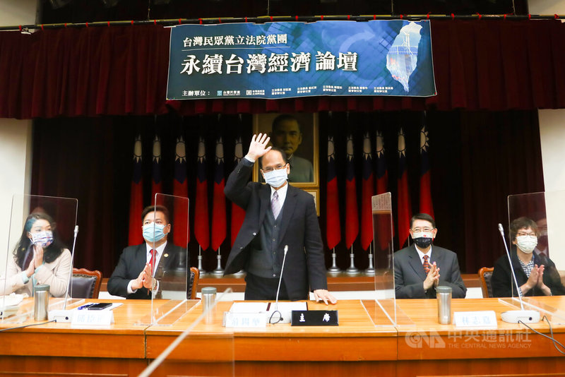 立法院長游錫堃(中)11日出席台灣民眾黨立法院黨團舉辦的永續台灣經濟論壇,游錫堃揮手向眾人致意。中央社記者王騰毅攝 111年1月11日