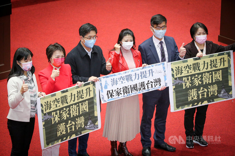 立法院臨時會11日三讀通過「中央政府海空戰力提升採購計劃特別預算案」,民進黨立委陳秀寶(左起)、范雲、蔡適應、林楚茵、鐘佳濱、劉世芳在議場中舉牌表支持。中央社記者王騰毅攝 111年1月11日