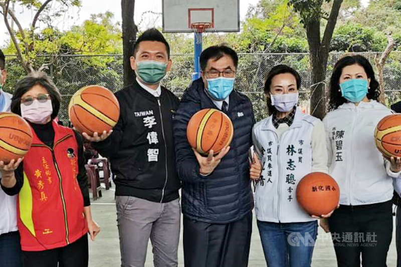 台南市長黃偉哲(中)11日上午出席新化區體育公園風雨球場啟用儀式,呼籲民眾注意生活上的小細節,勤洗手、戴口罩,落實配合各項防政策。中央社記者楊思瑞攝 111年1月11日