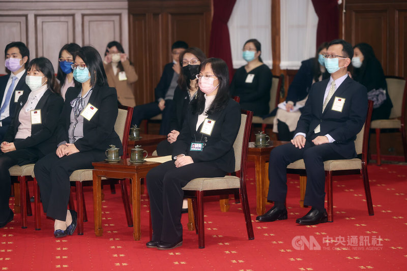 總統蔡英文11日在總統府接見110年全國模範公務人員代表,蔡總統恭喜每位得獎人,並勉勵新的一年,一起加油,讓政府為民眾提供更好的服務。圖為獲接見的模範公務人員代表。中央社記者鄭傑文攝 111年1月11日