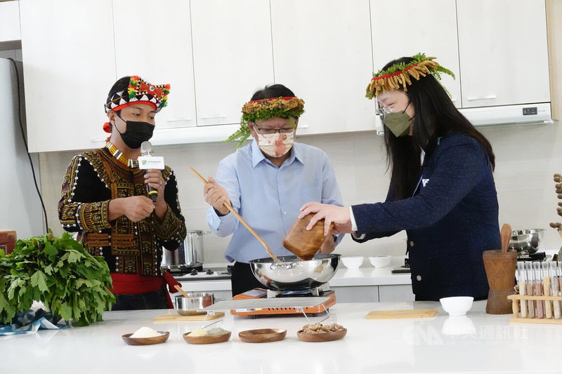 屏東智慧農業學校是青年署首先開張的區域性新據點,11日啟用,屏東縣長潘孟安(中)邀請政務委員唐鳳(右)與在地青年一起製作原住民料理。中央社記者李卉婷攝 111年1月11日