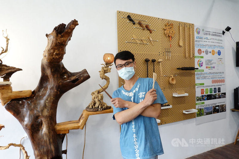 消防員出身的郭俊男因家庭因素決定返回屏東老家，跟著父親腳步轉行做木工，並開設個人工作室，主推循環經濟，將木頭重製再利用。中央社記者李卉婷攝  111年1月11日