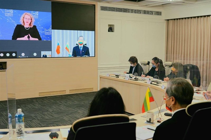 國發會主委龔明鑫（螢幕右）及立陶宛經濟創新部長阿爾莫奈特（螢幕左）透過視訊對談交換意見。（外交部提供）中央社記者王慶剛傳真 111年1月11日