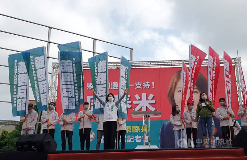 民進黨立委周春米(前左)11日上午舉辦記者會,宣布參與屏東縣長黨內初選,她呼籲鄉親支持,讓屏東出第一個女縣長。中央社記者郭芷瑄攝 111年1月11日