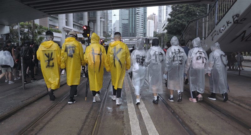 以2019年香港反送中運動為背景的紀錄片「時代革命」在摘下第58屆金馬獎最佳紀錄片後,11日也宣布台灣成為可以上映的唯一地區,將於2月上映。(時代革命提供)中央社記者王心妤傳真 111年1月11日