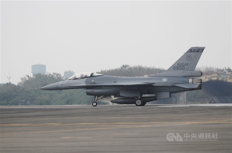 空軍司令部11日表示，嘉義基地一架F-16V單座戰機（機號6650）下午執行例行性訓練任務，於嘉義外海失聯，空軍已成立應變中心，展開搜救行動。圖為失聯F-16V戰機2022年1月5日執行訓練。 中央社記者裴禛攝 111年1月11日