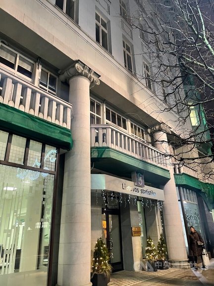 儘管面臨中國經貿脅迫,立陶宛統計局數據顯示,2021年立陶宛出口額持續成長,至11月已達單月逾34億歐元,1月單月則約23億歐元。圖為立陶宛統計局。中央社記者陳韻聿維爾紐斯攝 111年1月11日