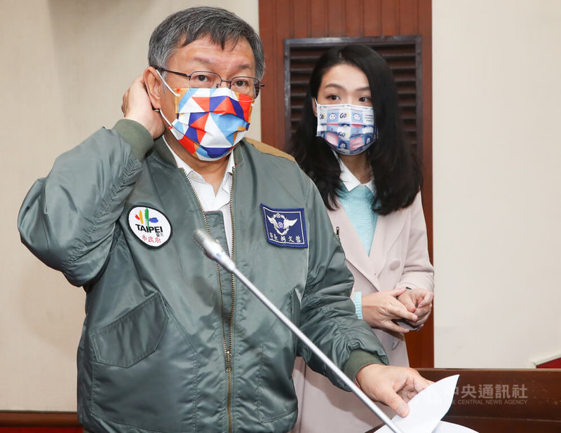 台灣民眾黨立法院黨團11日舉行「永續台灣經濟」論壇,台北市長柯文哲(左)在民眾黨立委高虹安(右)陪同下與會,發表專題演講。中央社記者王騰毅攝 111年1月11日