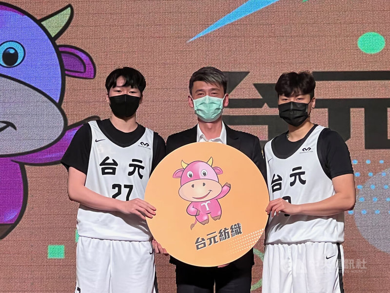 第17屆女子超級籃球聯賽(WSBL)17日將點燃戰火,今年度起開放華裔球員參賽,台元在網羅旅外好手與華裔球員後,總教練邱啟益(中)12日喊話,目標直指冠軍。中央社記者黃巧雯攝 111年1月12日