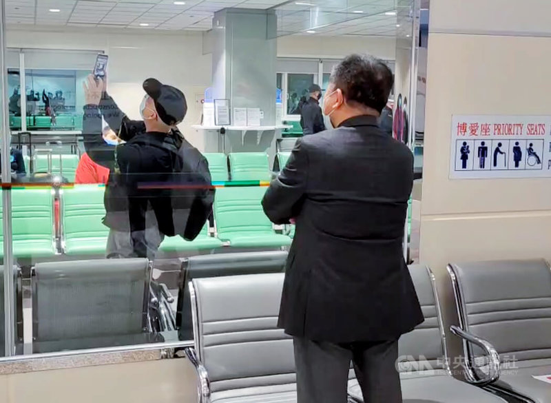 長程航班旅客抵台需執行快速PCR落地採檢新規定上路第2天,衛福部長陳時中(前右)12日晚間再度前往桃園國際機場視察,一名旅客不但向陳時中比讚,更特別隔著玻璃與陳時中合照。中央社記者吳睿騏桃園機場攝 111年1月12日